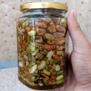 المكسرات بعسل الأوكالبتوس حر.